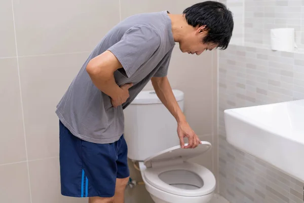 Hombre Pie Tiene Diarrea Comida Severamente Tóxica Hombre Toca Vientre — Foto de Stock