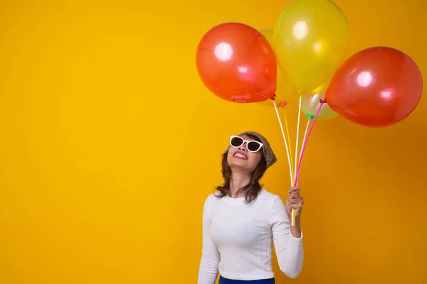 Azjatka Uśmiechnięta Szczęśliwie Kolorowymi Balonami Żółtym Tle Świętujcie Przyjęcie Gratulujcie — Zdjęcie stockowe