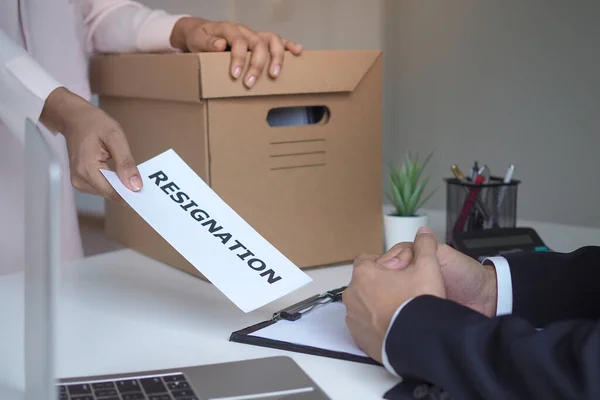 Una Empleada Tiene Una Caja Pertenencias Personales Envía Una Carta —  Fotos de Stock