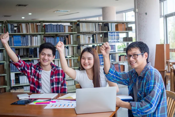 Jonge Aziatische Studenten Groep Glimlachen Fel Bibliotheek Studenten Zijn Blij — Stockfoto