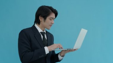 İş adamı internet üzerinden isim listesini kontrol ediyor. Erkekler ödülü bulduklarında çılgına dönerler. Erkekler bilgi bulmak için interneti bilgisayarlarında kullanıyor..