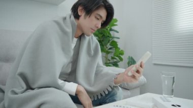 Hasta telekomünikasyon yoluyla semptomlar ve ilaçlar hakkında doktora danışıyor. Hastalar evdeki ya da ofisteki akıllı telefonlardan dost canlısı doktorları dinlerler. çevrimiçi tıbbi kavramlar.