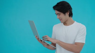 İnternetten isim listesini kontrol eden adam. Erkekler ödülü bulduklarında çılgına dönerler. Erkekler bilgi bulmak için interneti bilgisayarlarında kullanıyor..