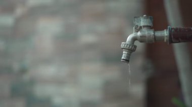  Adam bazı insanların suyu kapatmayı unuttuğunu fark etti. Enerji tasarrufu için kullanmadıktan sonra suyu kapatmak ve tasarruf etmek küresel ısınmayı azaltır. Su tasarrufu kavramı.