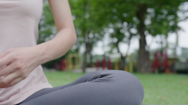 Жінка Практикує Медитацію Парку Азійка Займається Вправами Вранці Рівновага Відпочинок — стокове відео