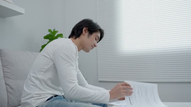 Aziatische Man Met Behulp Van Een Mobiele Telefoon Scannen Code — Stockvideo
