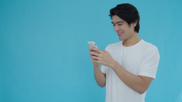 Asijský Muž Kontrolující Chat Úsměv Mobilním Telefonu Fešák Muži Velmi — Stock video