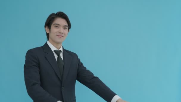 Los Empresarios Asiáticos Abrazan Sonríen Amablemente Hombres Negocios Alegres Traje — Vídeos de Stock