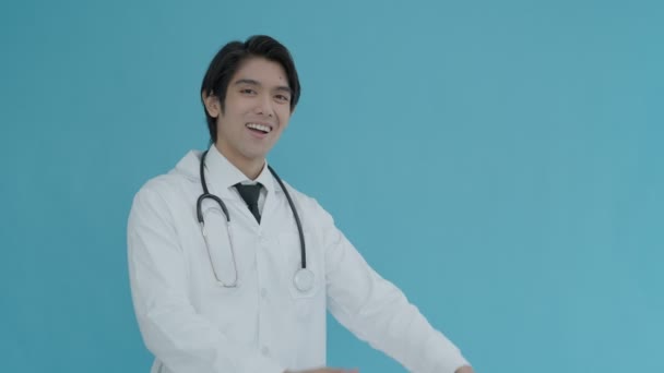 Asian Doctor Hugging Smiling Kindly Joyful Doctor White Lab Coat — Stock Video