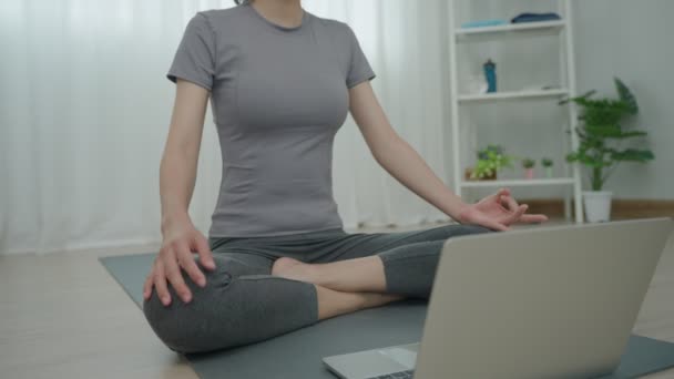 Mulher Russa Fazendo Exercícios Manhã Equilíbrio Recreação Relaxamento Calma Boa — Vídeo de Stock