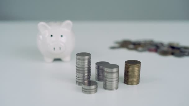 Man Legte Jeden Tag Münzen Das Sparschwein Sparen Sie Geld — Stockvideo