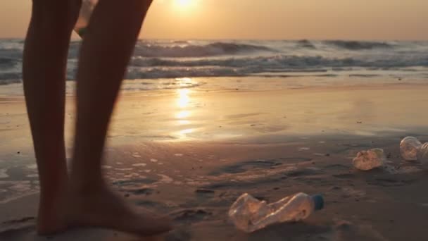 Dobrovolníci Ponechávají Znečištění Které Bylo Vyřazeno Pláži Žena Sbírá Plastové — Stock video