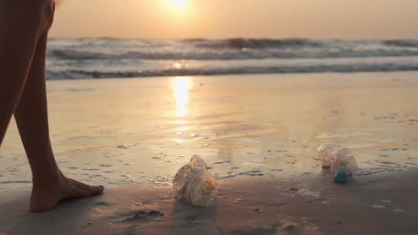 세상을 사랑하고 해변에서 쓰레기줍는 자원하 사람들은 생활에 끼치지 않도록 분해하기 — 비디오