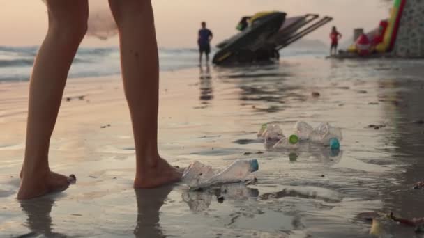 Economiseşte Apă Voluntarii Iau Gunoaie Gunoi Plajă Iar Sticlele Plastic — Videoclip de stoc