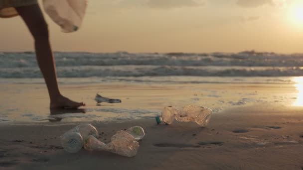 Grottvärlden Frivillig Plockar Upp Skräp Stranden Människor Samlar Svårnedbrytbara Plastflaskor — Stockvideo