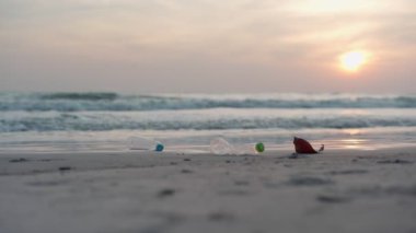 Su tasarrufu. Gönüllü olarak plajdaki çöpleri topluyor ve plastik şişeler suda yaşayan canlılara zarar gelmesini engelliyor. Dünya, Çevre, Yeşilci Gezegen, küresel ısınmayı azaltmak, Dünya 'yı kurtarmak