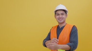 Mühendisler arka planda renk güvencesi giyerler. Müfettişler, mühendislik projesinde denetleme sorumluluğunu almaktan gurur duydular..