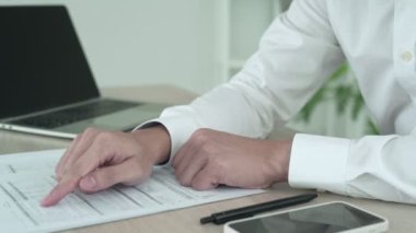 İşadamı internetten belge faturasını aldıktan sonra kredi kartı faturalarını ödemek için barkod veya QR kodlarını taramak için telefon kullanıyor. Ödeme, ödeme, ödeme elektrik, dijital ödemeler para, teknoloji, tarama olmadan