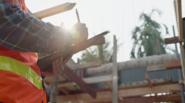 Müteahhit, yeni dairelerin yapımını tekrar ve tekrar kontrol etti. Müfettişler sorunun detaylarını sabah olay yerinde kaydediyorlar. İnşaat mühendisi ve müfettiş kavramı.