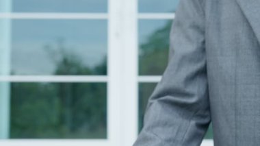 Kira, kiralama ve ev satma. Emlakçı menajeri yeni sahibine gülümsüyor. kira, satış, kredi finans, sigorta, satıcı, dağıtıcı, taksit, satın alma, satma, taşınma