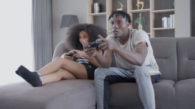 Baba-kız tatilde oyun oynarken eğleniyor. Kızım babasıyla oyun oynamaya çok kararlı. Tatil aile aktiviteleri konsepti.