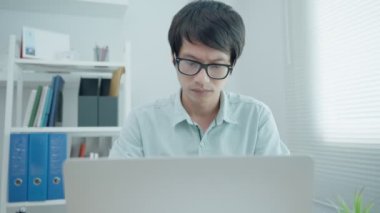 Bir kadın, parkın attığı kirliliği toplamak için gönüllü oluyor. Kadınlar, küresel çapta bozulmayı önlemek için çözülmesi zor plastik şişeleri saklarlar..