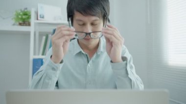 Şirket sahipleri şirket sorunları yüzünden stresli. Bir şirket çalışanı, WFH şirkette sorun çıkaramadığı için stresli ve yorgun..