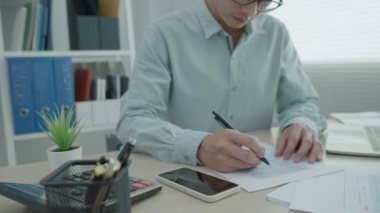 Şirket sahipleri şirket sorunları yüzünden stresli. Bir şirket çalışanı, WFH şirkette sorun çıkaramadığı için stresli ve yorgun..