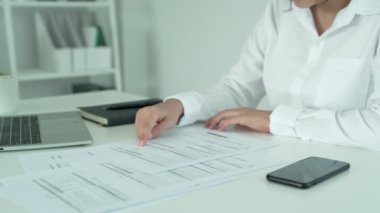 İş kadını, internet üzerinden belge faturasını aldıktan sonra kredi kartı faturalarını ödemek için barkod veya QR kodlarını taramak için telefon kullanıyor. Ödeme, ödeme, ödeme elektrik, dijital ödemeler para, teknoloji, tarama olmadan