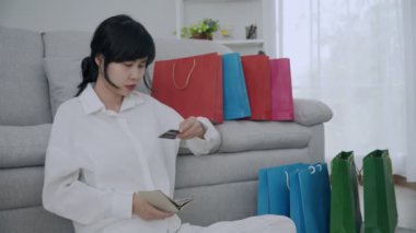 Kadınlar, cep telefonlarındaki faturaları tekrar kontrol ettikten sonra strese giriyor ve büyük bir alışveriş yaptıktan sonra kredi kartı faturalarını ödeyecek paraları olmuyor. Kadınların kredi kartı borcu var. borç kavramı