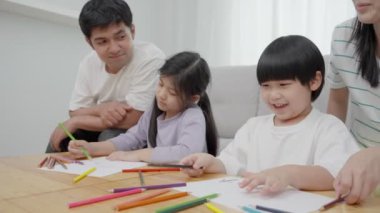 Bir anne ve baba, bir aile tatilinde oğluna silah çekmeyi öğretir. Kızlar çizime odaklanıyor çünkü o çocuğun en çok sevdiği aktivite bu. aile etkinliği