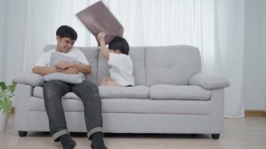 Baba ve oğul hafta sonu etkinlik yapıyorlar. Oğlu taşındığı yeni evdeki kanepede babasıyla oynuyordu. Aile yeni ev kavramında.