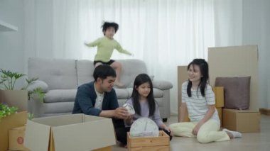 Oğulları yeni evlerine taşındıktan sonra yeni koltuklarında zıplıyorlar. Baba ve kızı ilk kata taşınmak için saati tutuyorlar. Yeni ev konsepti için ev sahibi.