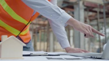 Müfettişler evin inşaatını kontrol ediyor. Müfettiş ve müteahhit yapı sorunlarını tekrar kontrol edip çözüyor. Ekip inşaatı Gerçek kontrolü .