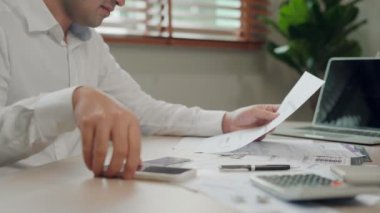 İş adamı cep telefonu tarama barkodu ve QR kodu kullanıyor. İşadamı faturayı ve ödemeleri ofiste kalarak kontrol ediyor. Cep telefonuyla ödeme için tarama kavramı.
