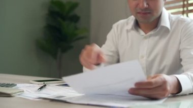 Adam, bir faturadaki QR kodunu taramak için bir cep telefonu kullanıyor. Finansal teknoloji kavramı, online geri ödeme.