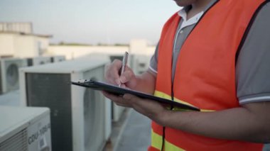 Mühendis havalandırmayı kontrol edip inşaat standartlarını karşılaştıracak. Mühendisler müşterilere teslim etmeden önce son kontrolleri yapıyorlar. Müfettiş Fabrikası ve Kamu Hizmetleri. 