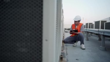 Mühendis havalandırmayı kontrol edip inşaat standartlarını karşılaştıracak. Mühendisler müşterilere teslim etmeden önce son kontrolleri yapıyorlar. Müfettiş Fabrikası ve Kamu Hizmetleri. 