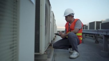 Mühendis havalandırmayı kontrol edip inşaat standartlarını karşılaştıracak. Mühendisler müşterilere teslim etmeden önce son kontrolleri yapıyorlar. Müfettiş Fabrikası ve Kamu Hizmetleri. 