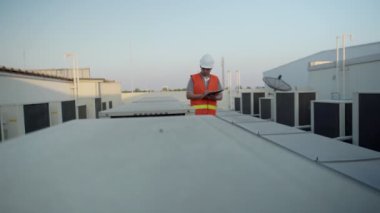 Mühendis havalandırmayı kontrol edip inşaat standartlarını karşılaştıracak. Mühendisler müşterilere teslim etmeden önce son kontrolleri yapıyorlar. Müfettiş Fabrikası ve Kamu Hizmetleri. 