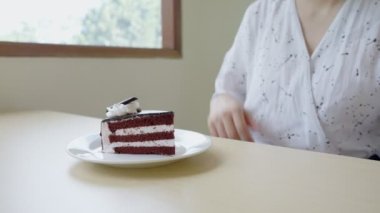 Dişi, diyet için yağlı yiyeceklerini uzatıyor. Kadın, kilo artıklarını azaltıyor. İyi sağlık kavramı için diyet yapan bir kadın..