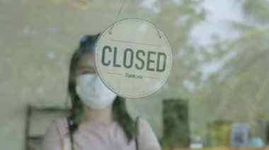 Dükkan sahibi, ilk iş gününde tabelayı kapatmaktan açık hale getirdi. Güvenliği, temizliği, koruyucu maskeleri ve kafeyi açmayı garanti ediyor. Yeni normal kavram için açık.