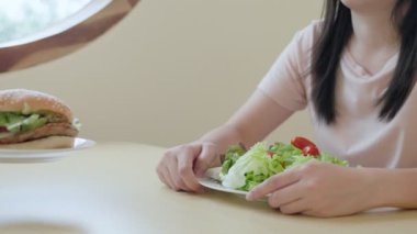 Dişi, diyet için yağlı yiyeceklerini uzatıyor. Kadın, kilo artıklarını azaltıyor. İyi sağlık kavramı için diyet yapan bir kadın..