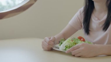 Dişi, diyet için yağlı yiyeceklerini uzatıyor. Kadın, kilo artıklarını azaltıyor. İyi sağlık kavramı için diyet yapan bir kadın..