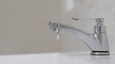 Enerji tasarrufu yapmadıktan sonra suyu kapat ve tasarruf et küresel ısınmayı azaltır. Tasarruf kavramı için yavaş çekim vdoyu kapat.