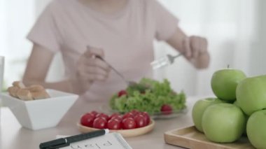 Diyet kadın domates yiyor kilo ve diyet için. Yardım diyeti ve yapışkan sağlık için salata ve sebze seçin. Kilo kaybı ve diyet konsepti.