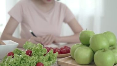 Kadınlar günlük kitaba kilo kontrolü için 