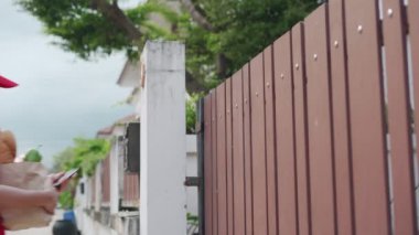 Teslimatçı, başvuru sistemiyle adresi doğruladı. Bir kadın evde yemek siparişi vermiş. Teslimatçı kapıya bir maske koydu..