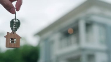 Sahibi, başarıdan sonra ev için yeni anahtar gösterdi. Ev sahibi yeni evin anahtarının kilidini açıyor. Temsilci anahtarı göster ve yeni müşteri için promosyon ayarla