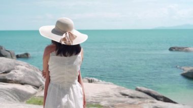 Çamaşır suyu kavramının yeniden canlandırılması. Kadınlar plaj atmosferinin tadını çıkarırken rüzgarda sallanan elbiseler ve peçeler takıyorlardı. Tatilde tek başına denizde seyahat eden bir kadın..